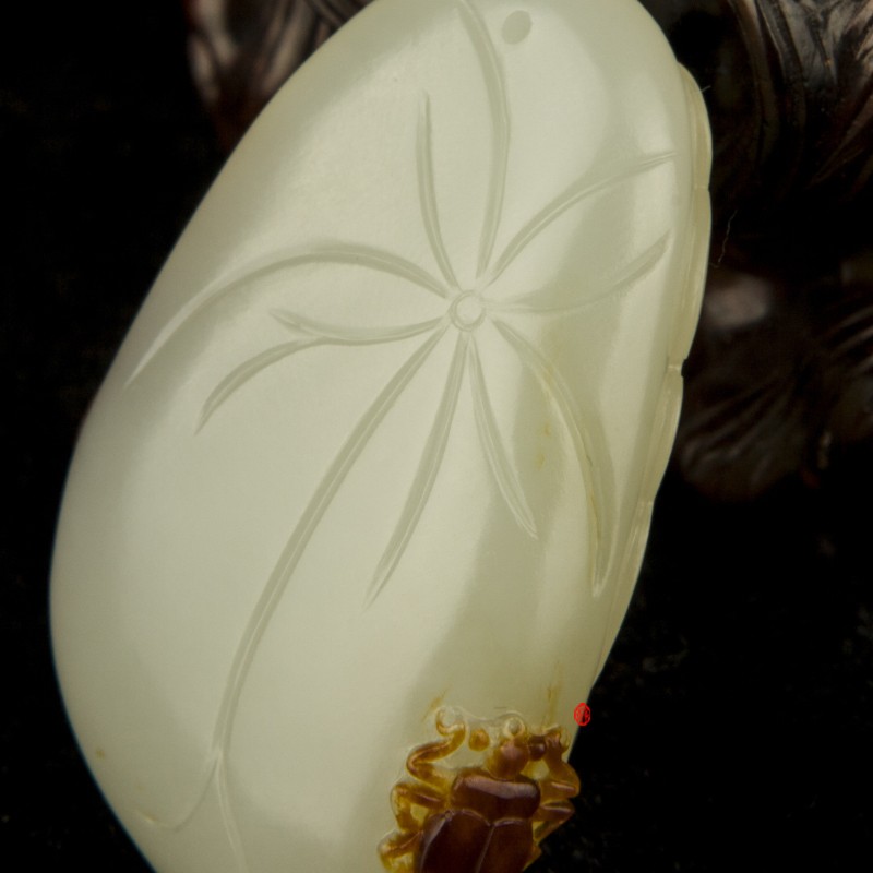 【琢藝軒】新疆和田玉棗紅皮沁色白玉籽玉 掛件 荷花 19克