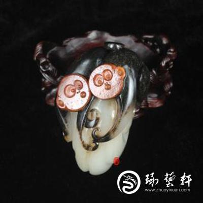 和田玉挂件—灵猴祝寿，作者巧用皮色雕刻俩只猴子抱着寿桃，红皮做猴子的脸，黑皮做猴身，白肉做寿桃，色彩运用巧妙，独具匠心！