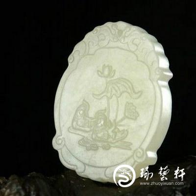 和田玉牌挂件呈方形或长方形，器表浅浮雕或镂空雕刻各种图案与文字，有孔可穿绳佩系。