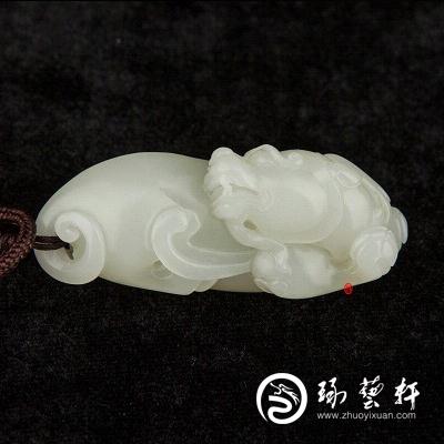 貔貅和田玉挂件中圆雕一貔貅，趴卧之姿，回首张望，阔嘴紧闭，两眼圆睁，鼻扬起，两耳似漂浮云朵状，姿态写意,简约流畅,惟妙惟肖,此件雕刻精细。