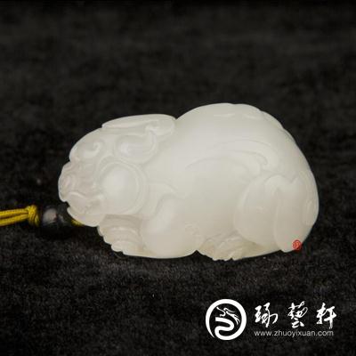 色羊脂白，质地缜密细致，手感温润顺滑，品质高贵，随形雕刻貔貅，形态生动鲜活。