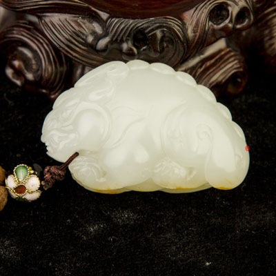 新疆和田玉黄皮白玉籽玉把件 貔貅 41克