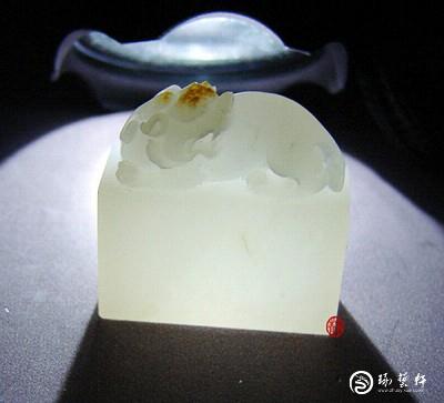 【琢藝軒】新疆和田玉黃皮籽玉掛件  貔貅印章  15克