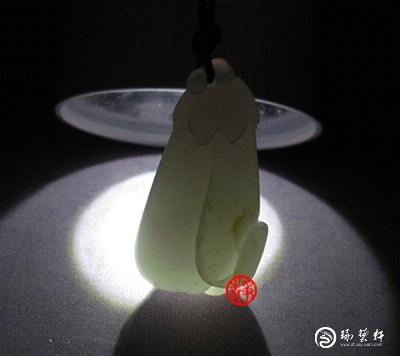 【琢藝軒】新疆和田玉黃皮白玉籽玉掛件 蘭花 6克