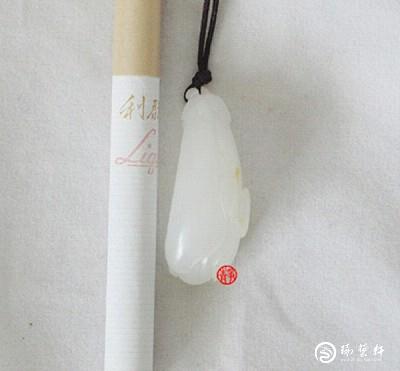 【琢藝軒】新疆和田玉黃皮白玉籽玉掛件 蘭花 6克