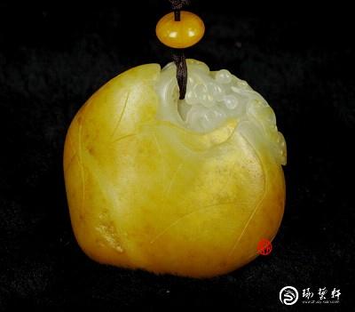 【琢藝軒】新疆和田玉黃皮白玉籽玉掛件 連年有余（代賣不打折） 48克