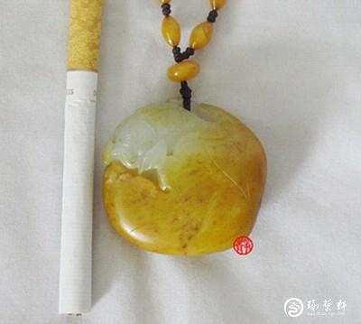 【琢藝軒】新疆和田玉黃皮白玉籽玉掛件 連年有余（代賣不打折） 48克