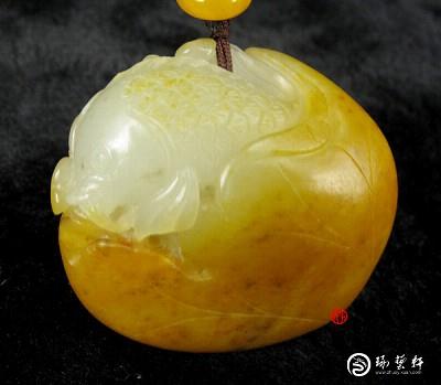 【琢藝軒】新疆和田玉黃皮白玉籽玉掛件 連年有余（代賣不打折） 48克