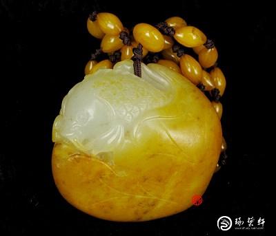 【琢藝軒】新疆和田玉黃皮白玉籽玉掛件 連年有余（代賣不打折） 48克