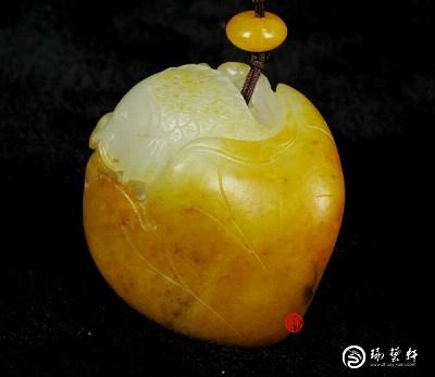 【琢藝軒】新疆和田玉黃皮白玉籽玉掛件 連年有余（代賣不打折） 48克