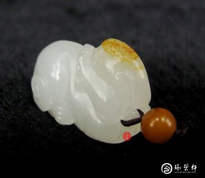 【琢艺轩】新疆和田玉黄皮白玉籽玉挂件  貔貅  8克