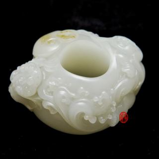 新疆和田玉黃皮籽玉 扳指 劉海戲金蟾 130克 