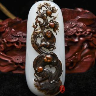 褐皮羊脂白玉籽玉  把件  靈猴獻壽  163克