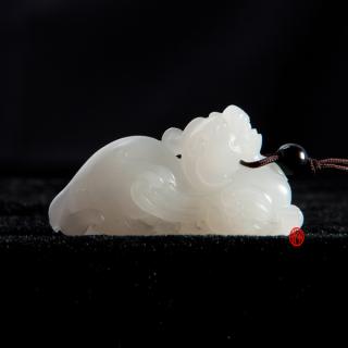 新疆和田玉黃皮一級(jí)白玉籽玉掛件    貔貅  13克