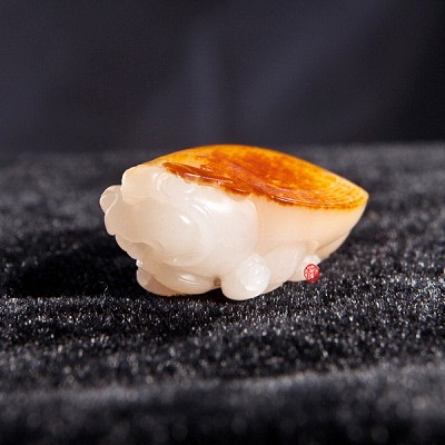 【琢藝軒】新疆和田玉紅皮一級白玉籽玉掛件  龍龜  16克